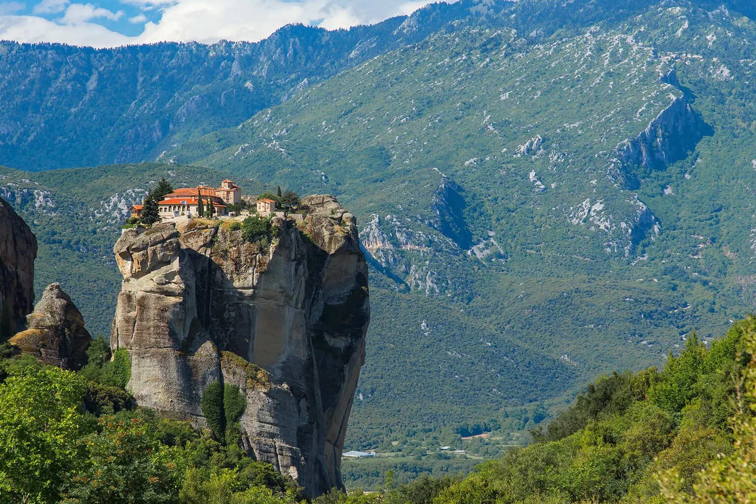 Γιορτάζει σήμερα η Ιερά Μονή Αγίας Τριάδος 